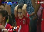 بالفيديو| طفلة تخطف الأنظار من لاعبي الأهلي في مدرجات بتروسبورت