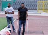 «عبد العال» يؤازر لاعبي المصري بـ«العكاز»