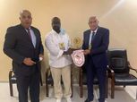 الزمالك يهدي درع النادي لرئيس تونجيت السنغالي «صور»
