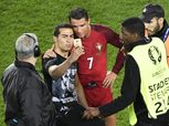 بالصور| مشجع يقتحم الملعب لالتقاط "سيلفي" مع رونالدو