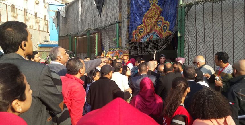 الأمن يفض إشتباكات بين اعضاء الجمعية العموميه للاهلي ومندوبي المرشحين