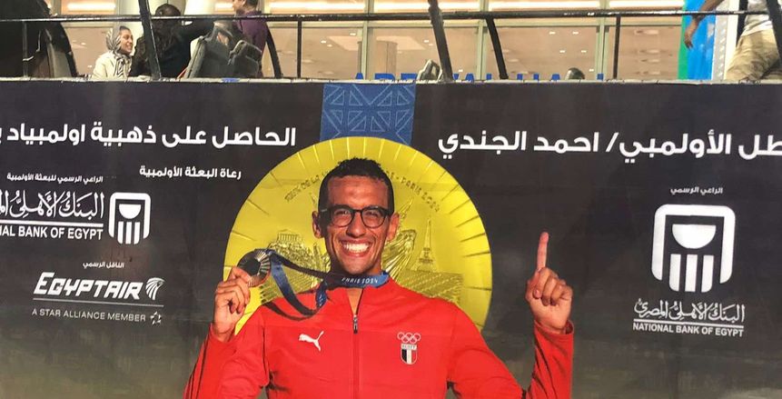 بالأعلام والورود.. استقبال أبطال أولمبياد باريس في مطار القاهرة