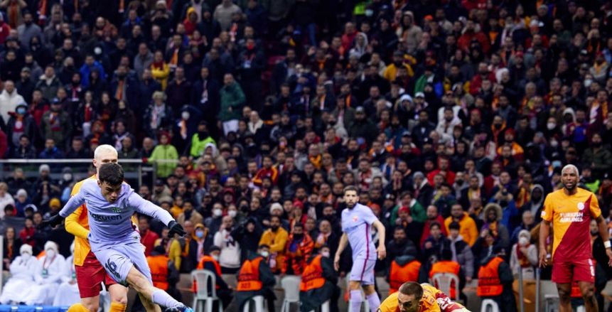أعمال شغب من جماهير جالاتا سراي في مباراة برشلونة.. إلقاء زجاجات وشجار