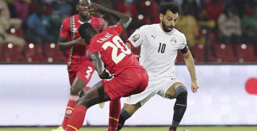 مشجع يقتحم أرض الملعب من أجل التصوير مع محمد صلاح