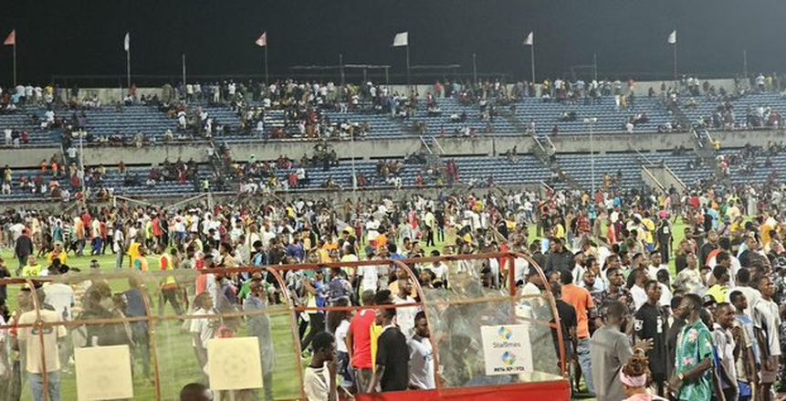 شغب وكر وفر في الدوري النيجيري.. جماهير أنيمبا تقتحم مباراة بسبب ضربة جزاء