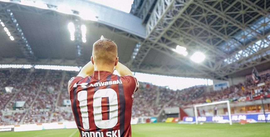 بالصور| تقديم بودولسكي لجماهير "كوبي" في الملعب قبل لقاء الفريق بكأس الأمبراطور