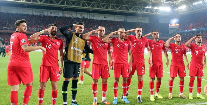 مأساة سوريا تفجر أزمة لمنتخب تركيا بسبب التحية العسكرية.. ويويفا يفتح تحقيقا عاجلا