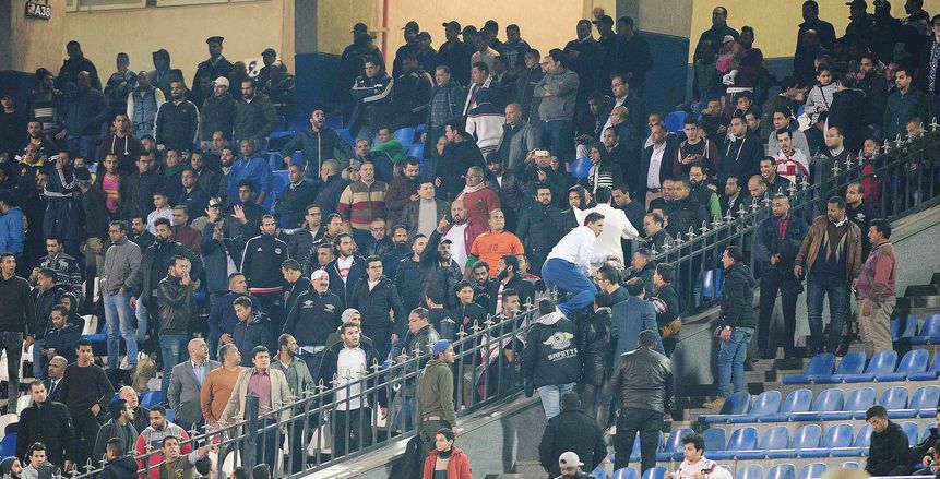 بالصور| "اشتباكات" بين جماهير الأهلي والزمالك