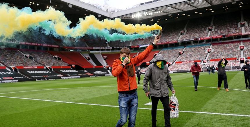 جمهور مانشستر يونايتد يقتحم ملعب أولد ترافورد قبل مواجهة ليفربول «فيديو»