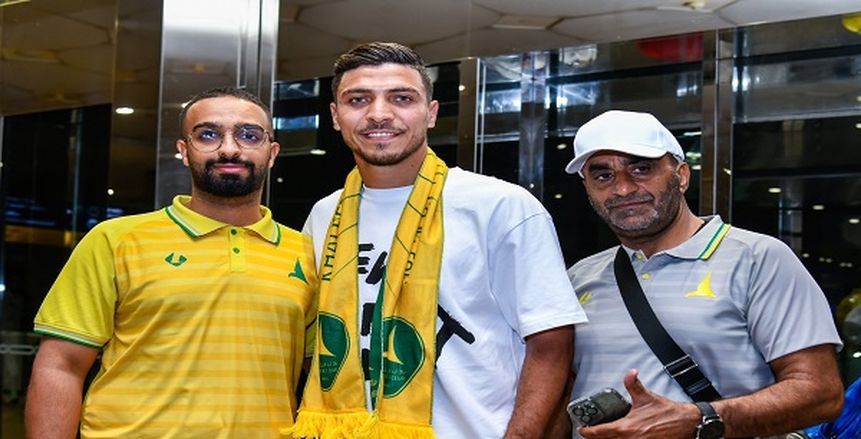 محمد شريف خارج مباراة الخليج وأهلي جدة في الدوري السعودي