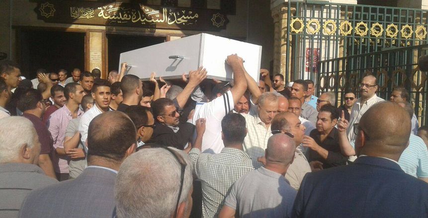 بالصور.. الخطيب ورموز الأهلي في جنازة شقيق طارق قنديل