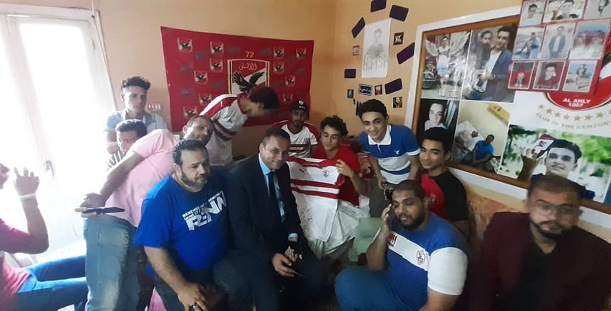 وفد من مشجعي الزمالك يزور "حمصة" مشجع الأهلي المصاب