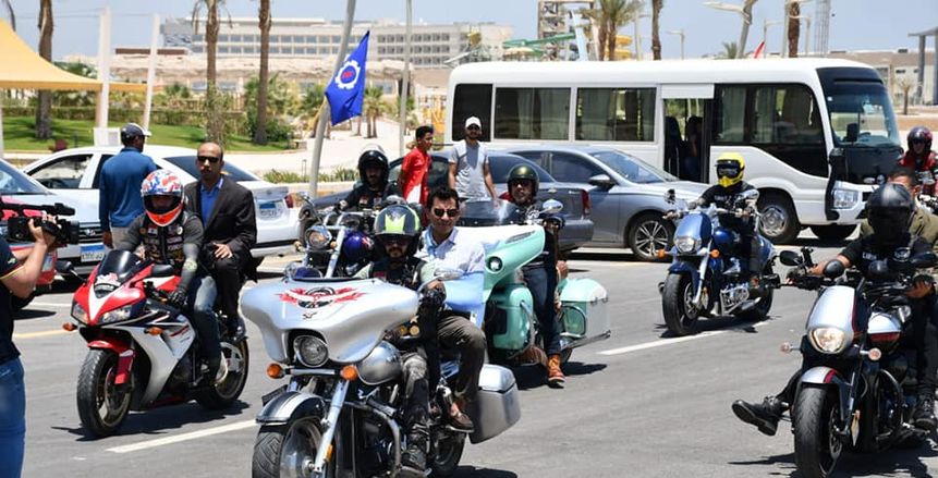 بـ«جبيرة» وعلى «موتوسيكل».. وزير الرياضة يتابع فعاليات المهرجان الرياضي بالجلالة