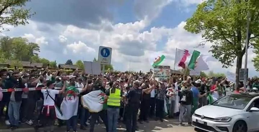 تقارير: وقفة احتجاجية جديدة لجماهير الجزائر أمام مقر فيفا
