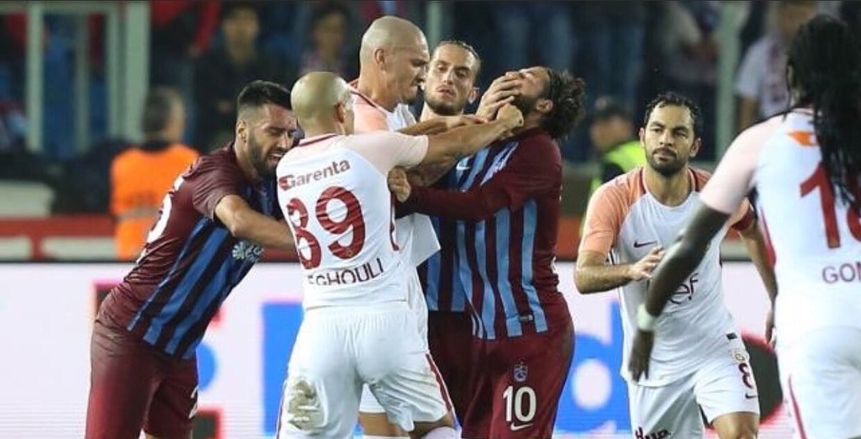 إيقاف لاعب منتخب الجزائر ثلاث مباريات في الدوري التركي