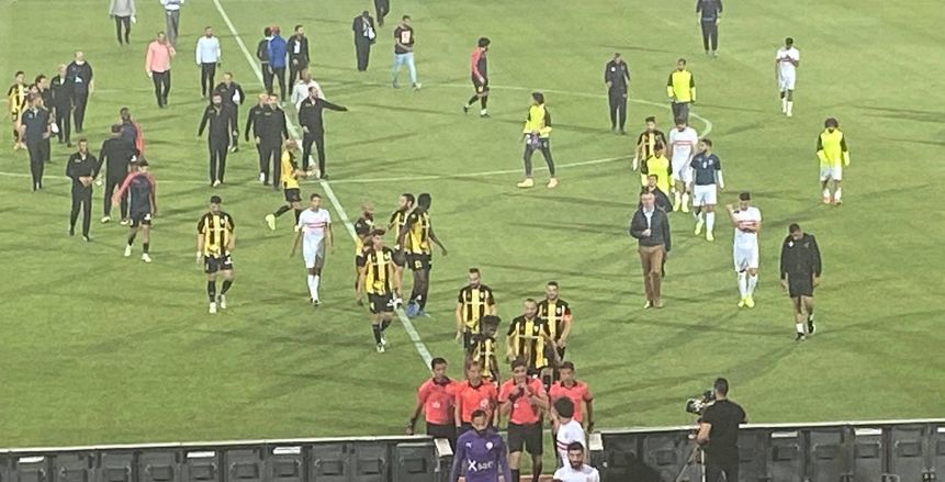جنش ينفعل على مشجع زملكاوي بعد التعادل مع المقاولون.. ومحمود علاء يتدخل