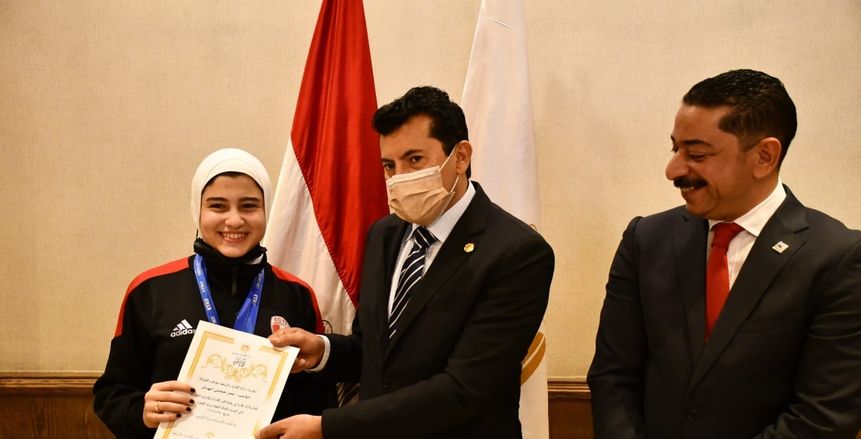 وزير الرياضة يكرم منتخب مصر للكاراتيه بعد الفوز بكأس القارات «صور»