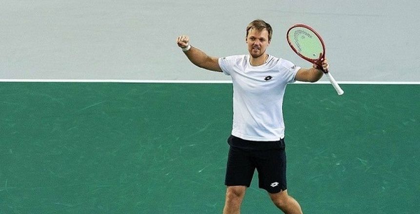 بسبب كورونا.. بطل رولان جاروس يتحول إلى عامل في سوبر ماركت