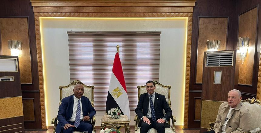 وزير الشباب والرياضة يستقبل رئيس الاتحاد الأفريقي لكرة القدم