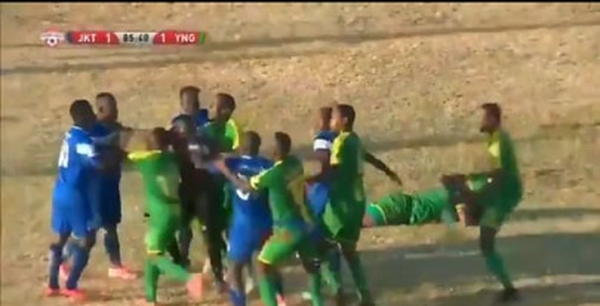 حرب شوارع في مباراة كي تي تنزانيا ويانج أفريكانز بالدوري التنزاني (فيديو)