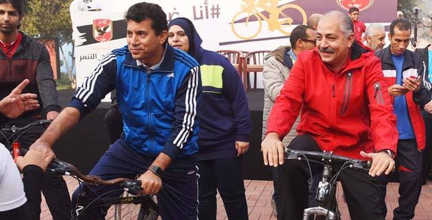 بالصور| وزير الشباب يشارك في «ماراثون» الأهلي للدراجات بحملته ضد «التنمر»