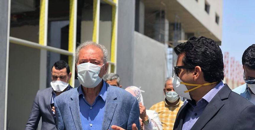 وزير الرياضة ورئيس الاتحاد الدولي لكرة اليد يتفقدان الصالة المغطاة بـ 6 أكتوبر