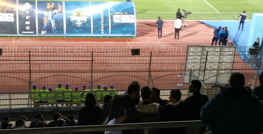 بالصور| السماح بدخول 500 فردًا من مشجعي الزمالك.. ونشوب مشادة عنيفة بين الجماهير