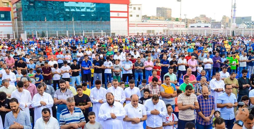بالآلاف.. أعضاء الزمالك يؤدون صلاة «عيد الأضحى» على ملاعب الناشئين