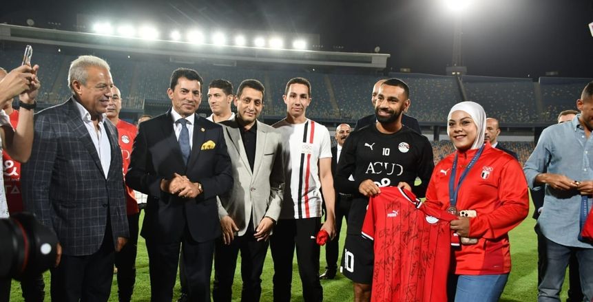 ممر شرفي من لاعبي المنتخب لأبطال الأوليمبياد في حضور وزير الرياضة