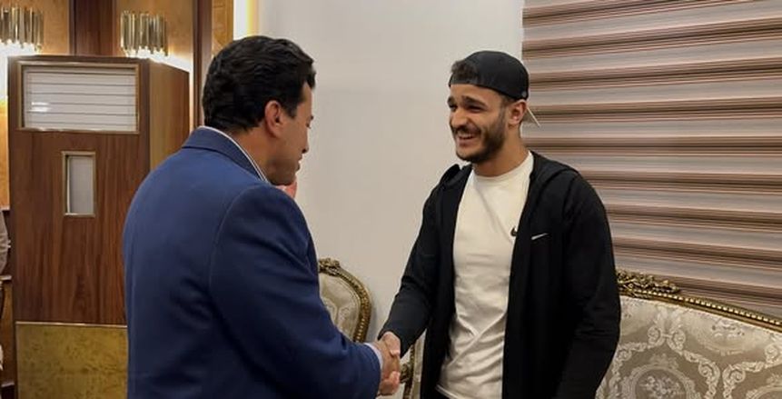 وزير الشباب والرياضة يستقبل بطل المصارعة بعد حل أزمة التجنيس