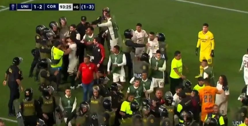 بسبب خلع القميص.. أعمال شغب بمباراة في سود أمريكانا (فيديو)