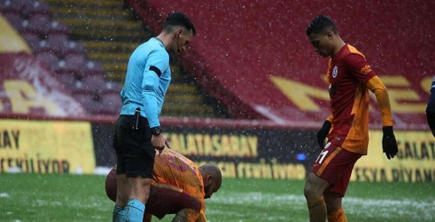 لاعب جالطة سراي ينظف الملعب لـ مصطفى محمد: سعيد بما أقدمه من أجلك