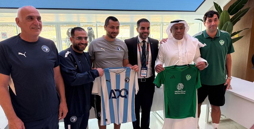 مسؤولو ناديي بيراميدز والأهلي السعودي يتبادلان الهدايا التذكارية