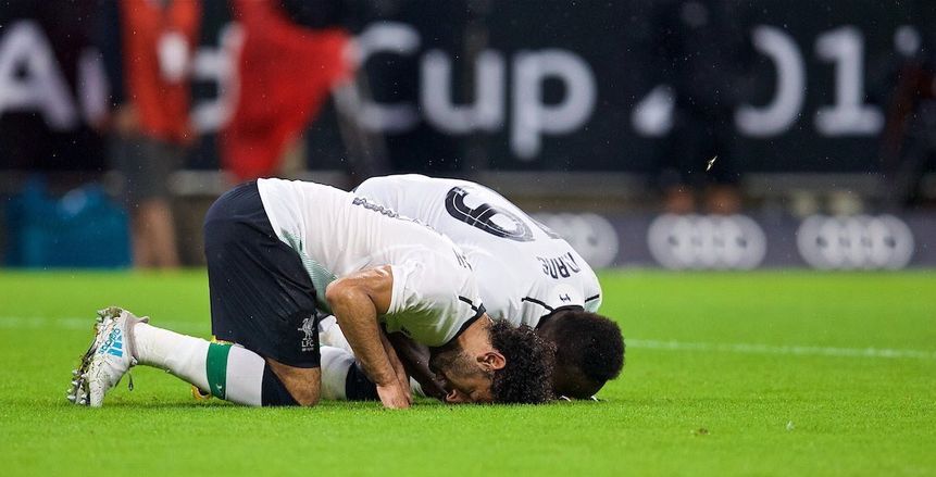 بالصور| محمد صلاح وساديو مانيه يصليان من أجل المدافعين المُكلفين برقابتهما