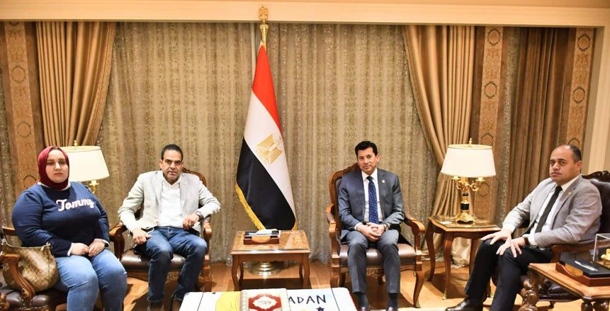 وزير الرياضة يستقبل أسرة لاعب الإسكواش محمد زكريا ويؤكد دعمه للأبطال