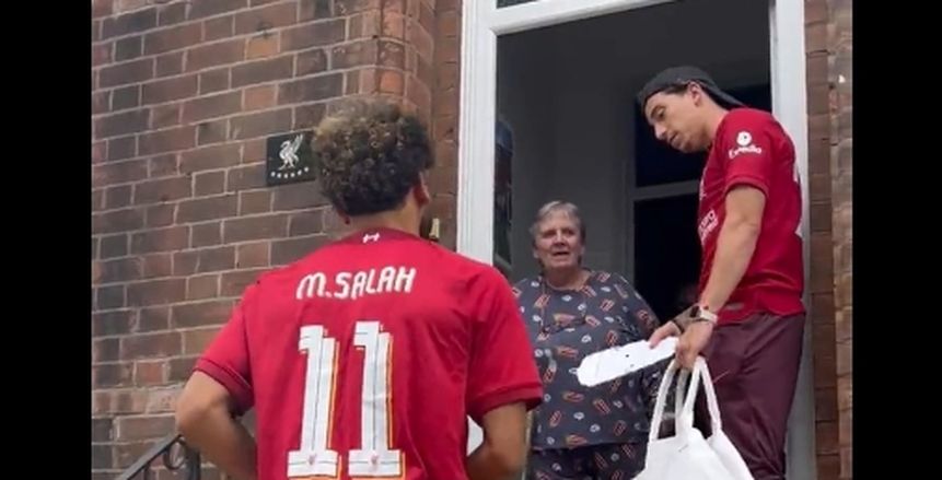 هدية خاصة من محمد صلاح لمشجعة مسنة لنادي ليفربول في منزلها «فيديو»