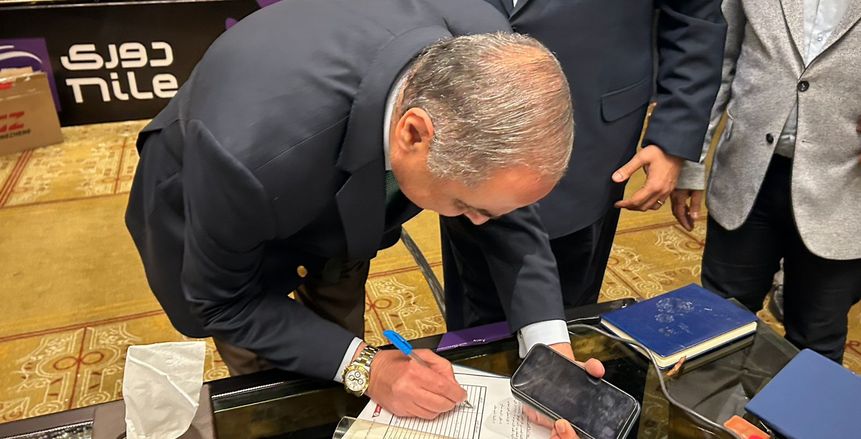 توقيع ممثل الأهلي على قرار إلغاء الهبوط في الموسم الجاري «صور»