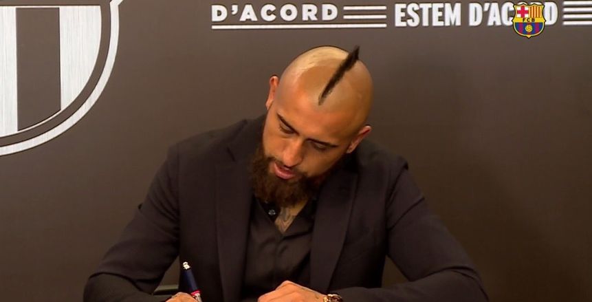 بالصور| «فيدال» يوقع عقد انضمامه رسميا لبرشلونة