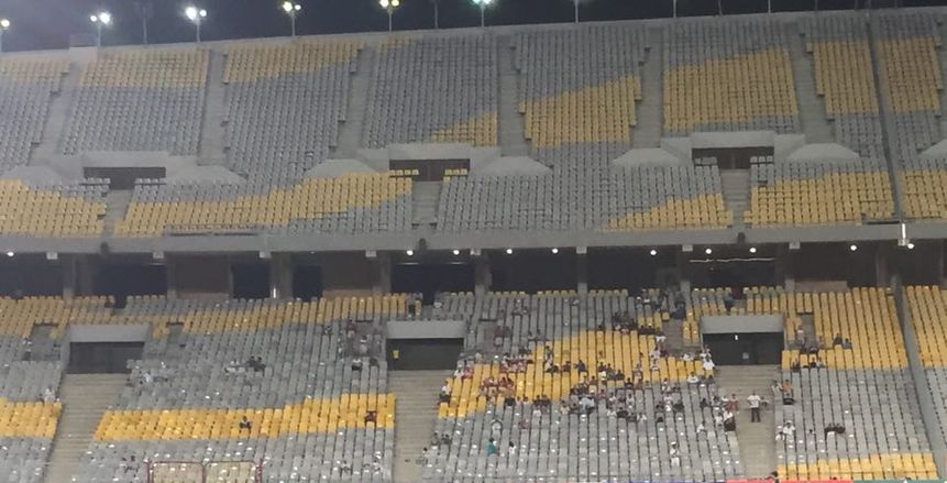 بالصور.. وصول الزمالك وديكاداها برج العرب.. والمدرجات "شبه خالية"