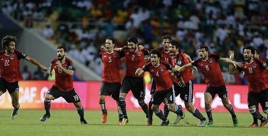 بالفيديو| غرف ملابس مصر قبل موقعة الكاميرون
