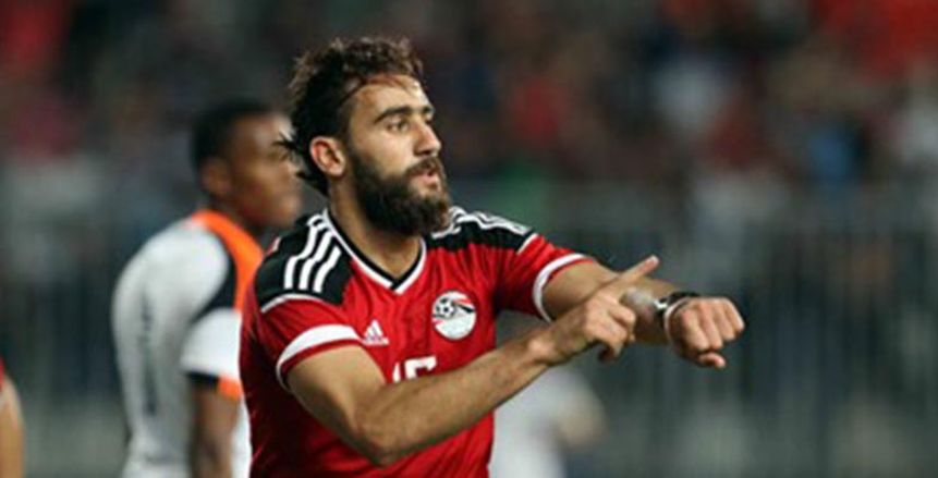 صورة| الجماهير المصرية في الجابون تسخر من باسم مرسي