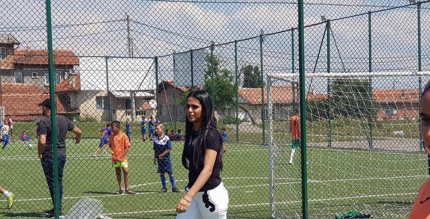 رئيس نادي الدفاع الحسني يهدي شيخة آل ثاني قميص المنتخب المغربي