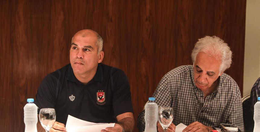 «يوسف» في مزايدة الملابس للإطلاع على العينات الجديدة