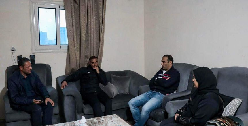 وفد الأهلي يزور أسرة زياد إيهاب.. والخطيب يؤكد: سنظل سندا ودعما لهم