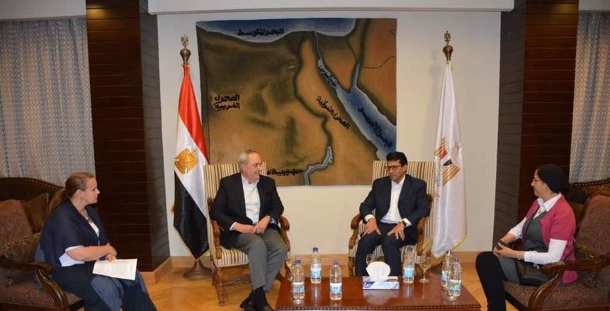 وزير الرياضة يصطحب القائم بأعمال السفارة الأمريكية في جولة بمركز شباب الجزيرة
