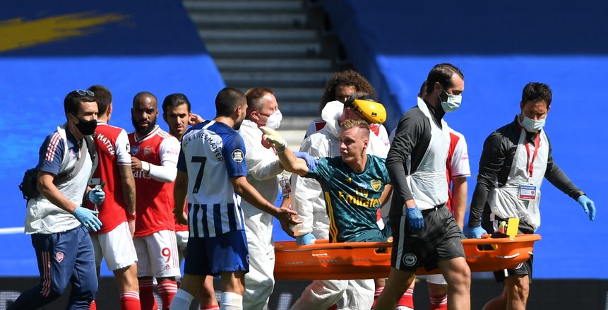 حارس أرسنال يتعرض لإصابة خطيرة.. ويتهم لاعب برايتون بالتعمد (فيديو)