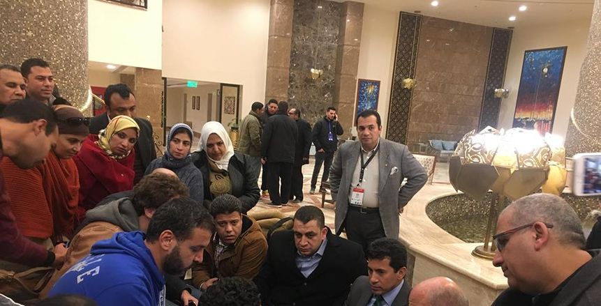 بالصور| وزير الشباب والرياضة يجتمع مع المتطوعين لمناقشة طلباتهم قبل ماراثون زايد