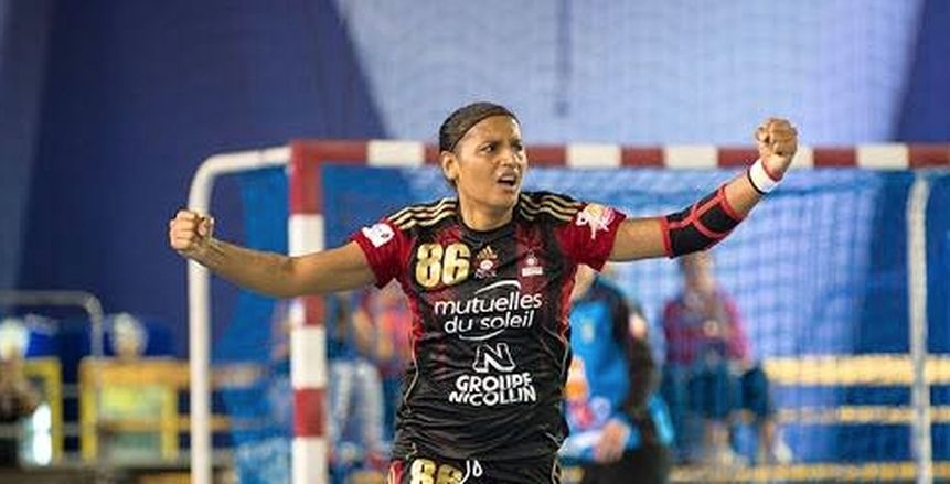 من فرنسا.. نجمة اليد المحترفة في نيس تشارك بتحدي المناديل (فيديو)