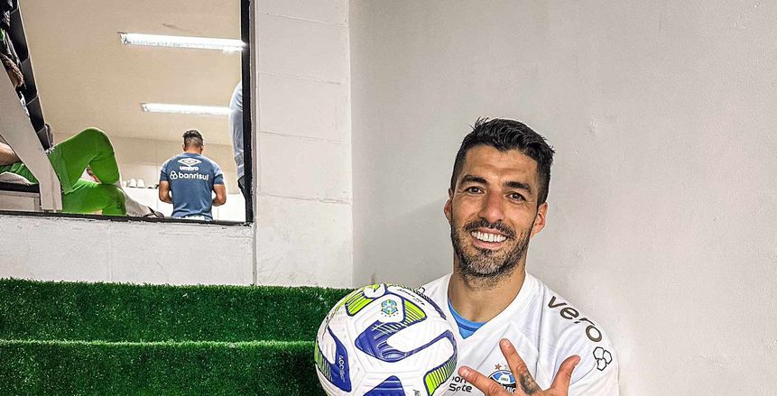 لويس سواريز يحتفل بأول هاتريك مع جريميو في الدوري البرازيلي