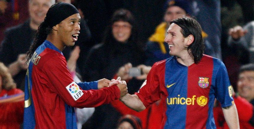 بالفيديو| «رونالدينيو» يعود لـ «برشلونة» بمباراة كرة طائرة على الرمال